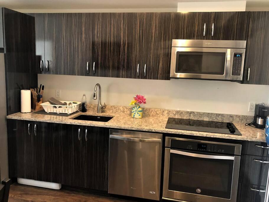 3 Beds; 2 Baths, Downtown Center; Ac; Pet Friendly Apartment *