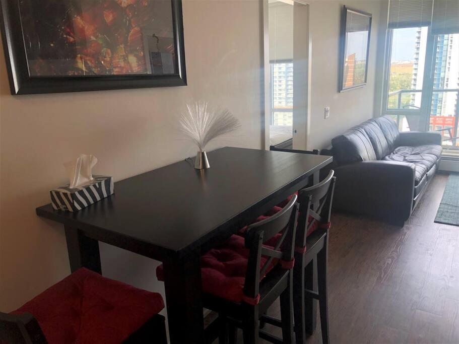 3 Beds; 2 Baths, Downtown Center; Ac; Pet Friendly * Calgary