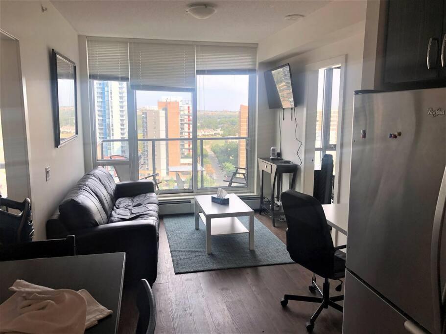 Apartment 3 Beds; 2 Baths, Downtown Center; Ac; Pet Friendly Calgary
