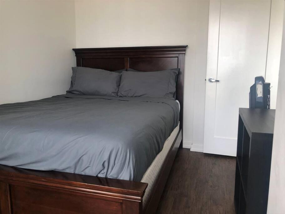3 Beds; 2 Baths, Downtown Center; Ac; Pet Friendly Apartment Calgary
